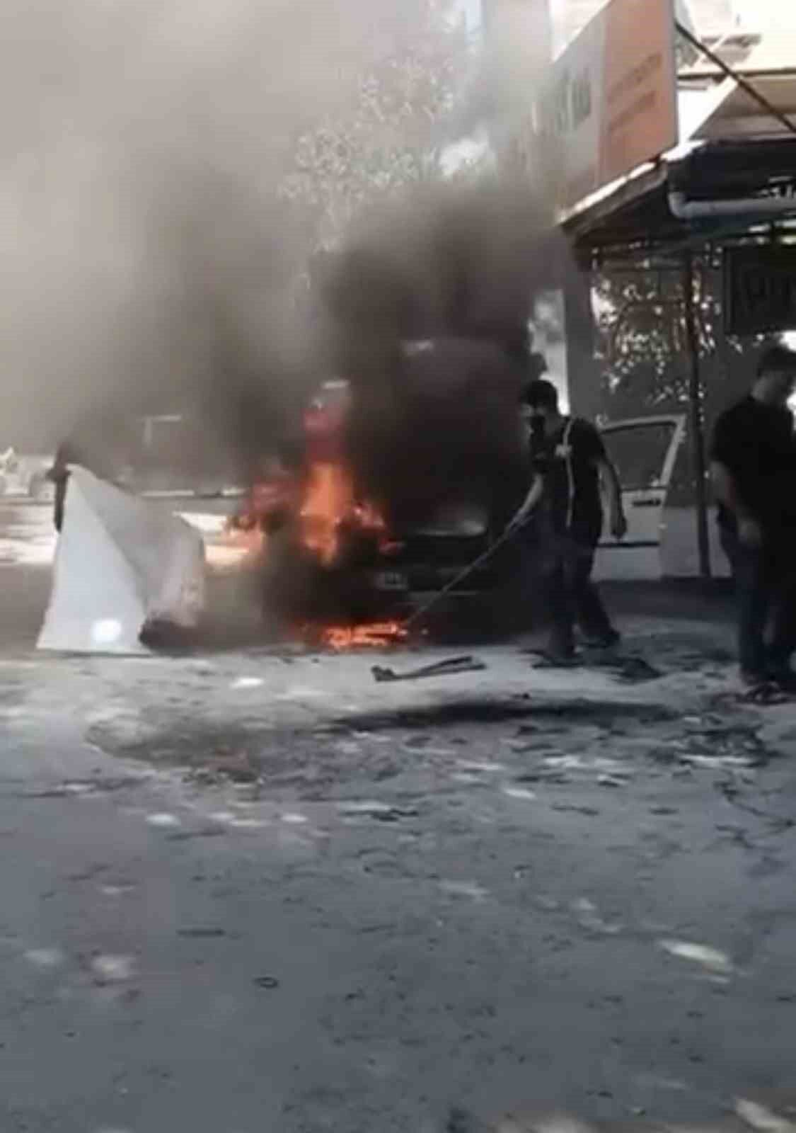 Elazığ'da otomobil alevlere teslim oldu