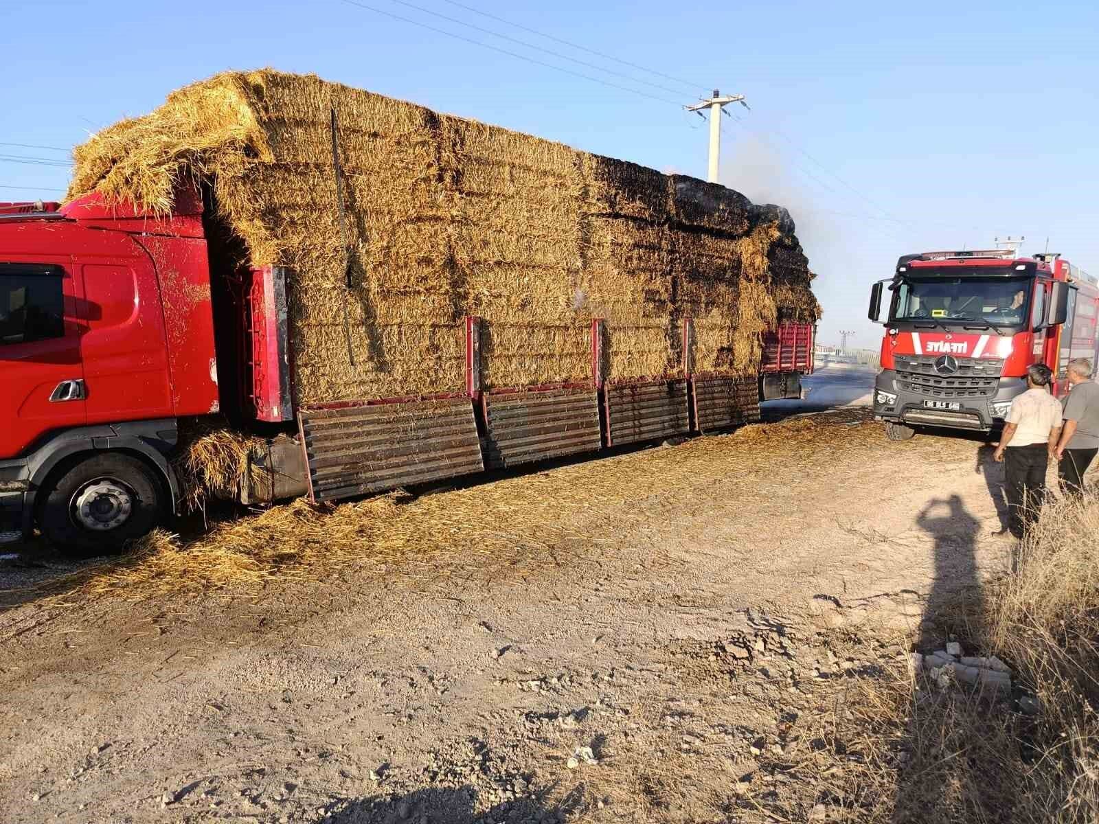 Elmadağ'da bir kamyonetteki saman balyaları yandı