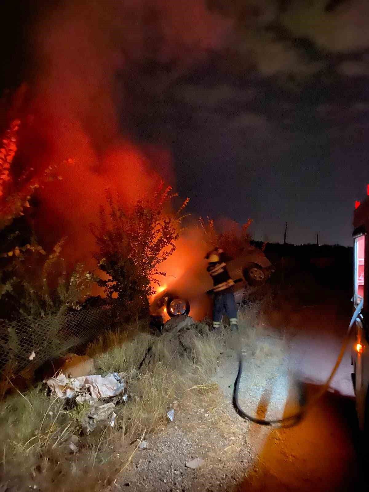 Erzincan'da araç yangını itfaiye ekiplerince söndürüldü