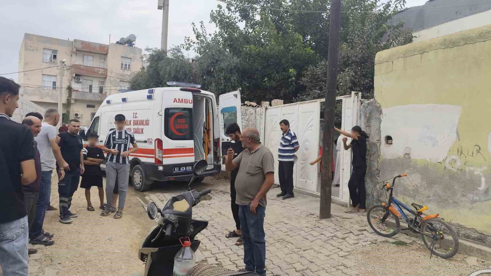 Ev sahibinin ellerini bağlayıp altın ve parasını gasp ettiler