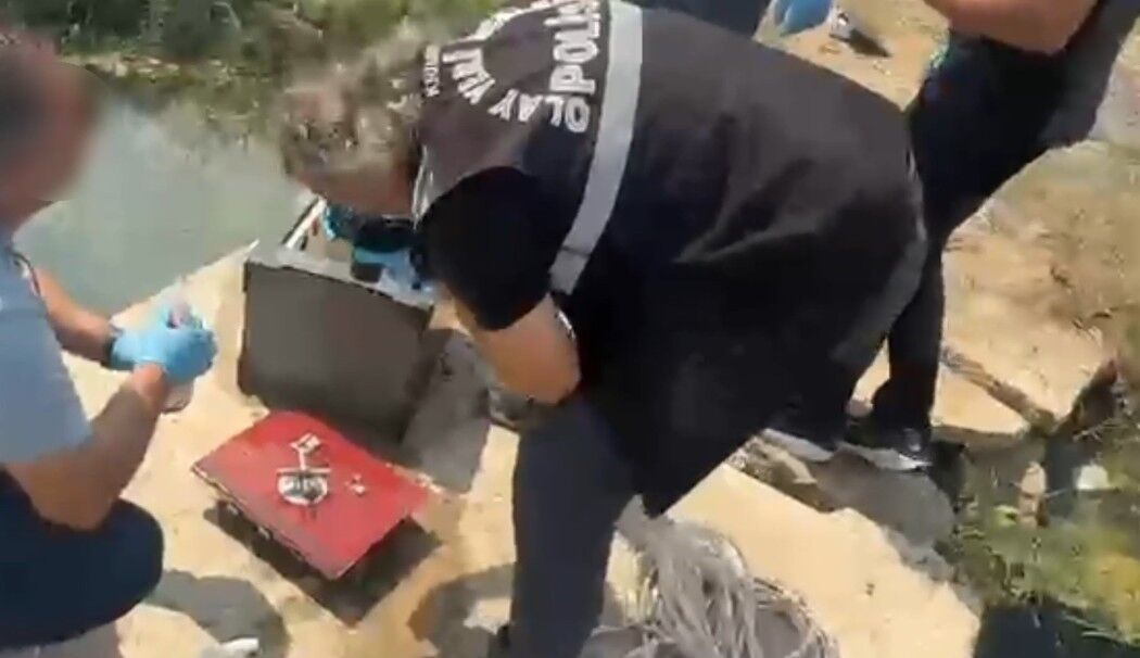 Evden çaldıkları çelik kasaları dereye attılar, altınları motosiklet koltuğuna sakladılar