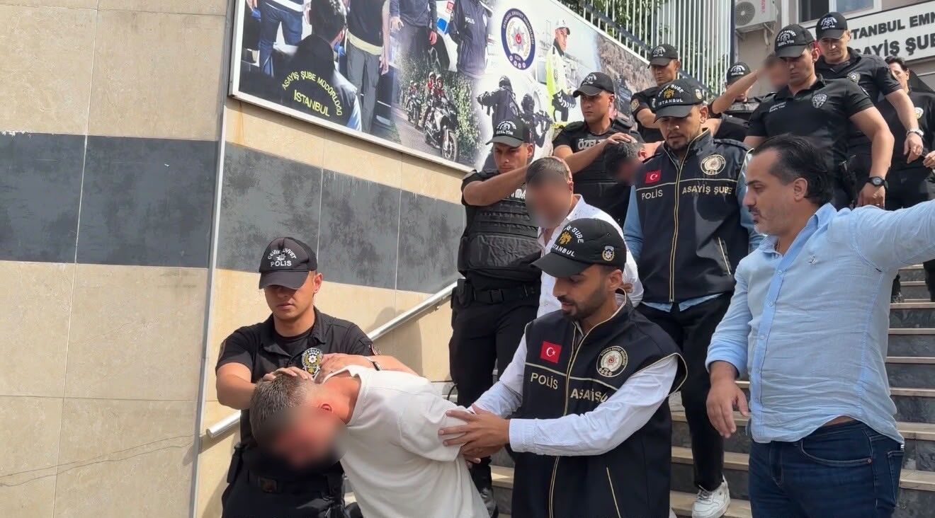 Fatih'te 2 kişinin hayatını kaybettiği silahlı kavgaya ilişkin gözaltına alınan 12 şüpheli adliyeye sevk edildi