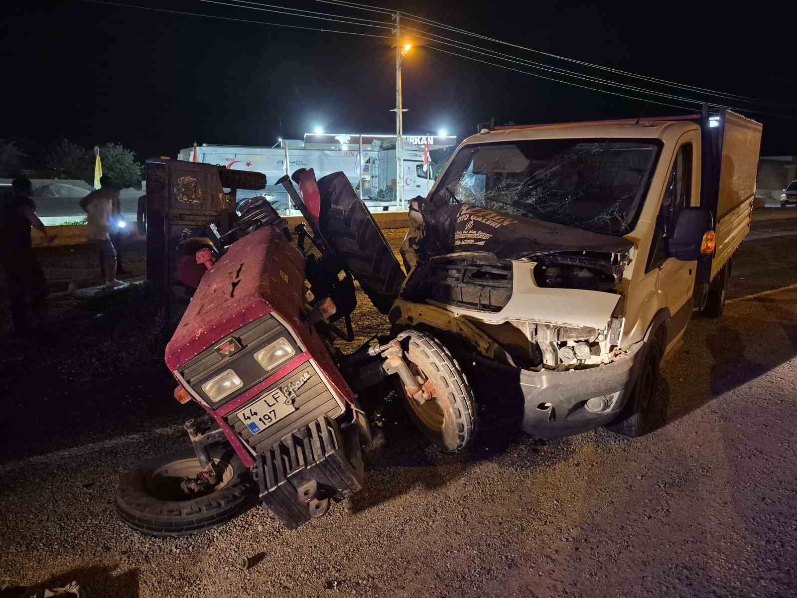 Gaziantep'te kamyonet ile traktör çarpıştı: 3 yaralı