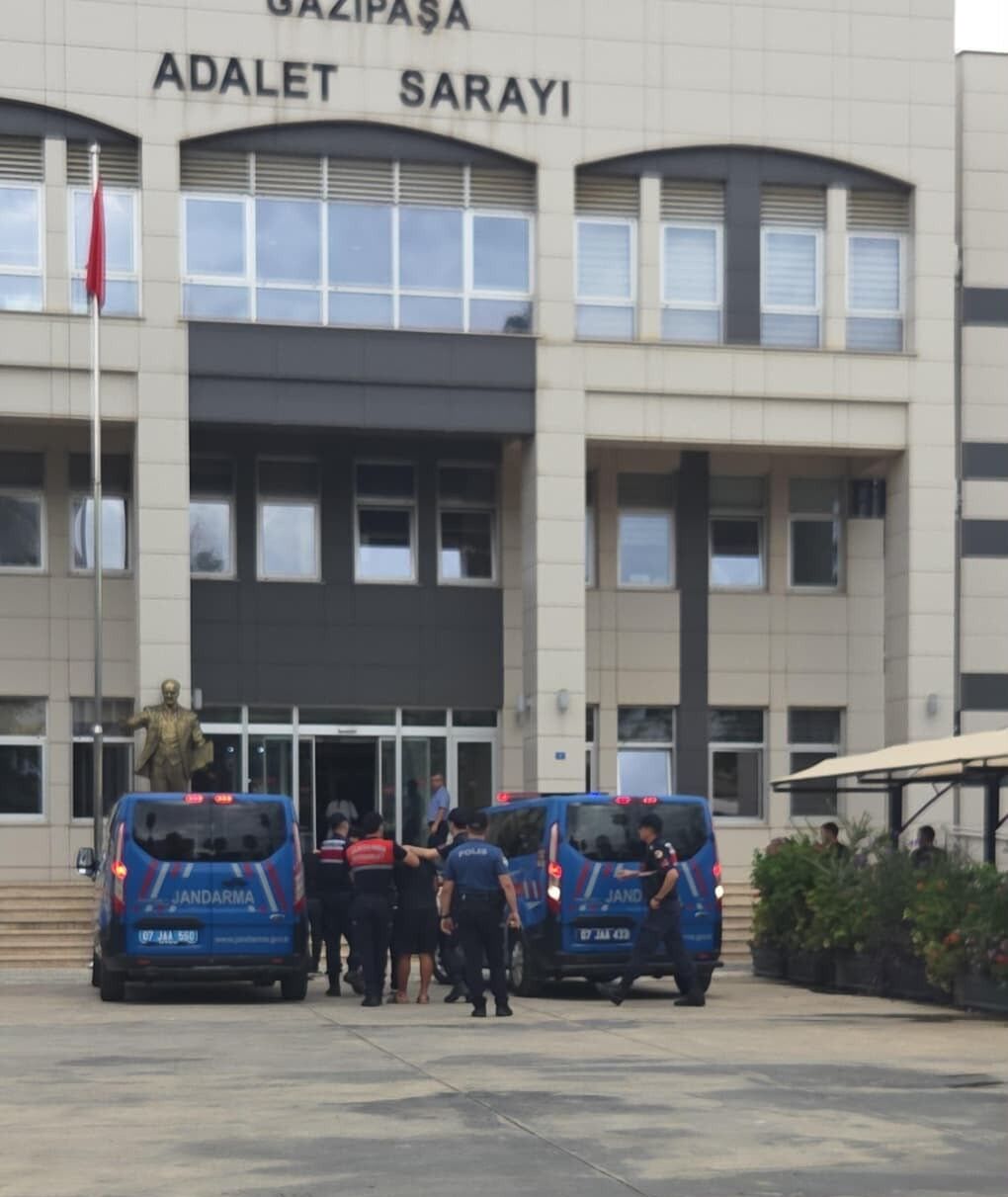 Gazipaşa'da veteriner ve polis memurunu darp eden 3 şüpheli tutuklandı