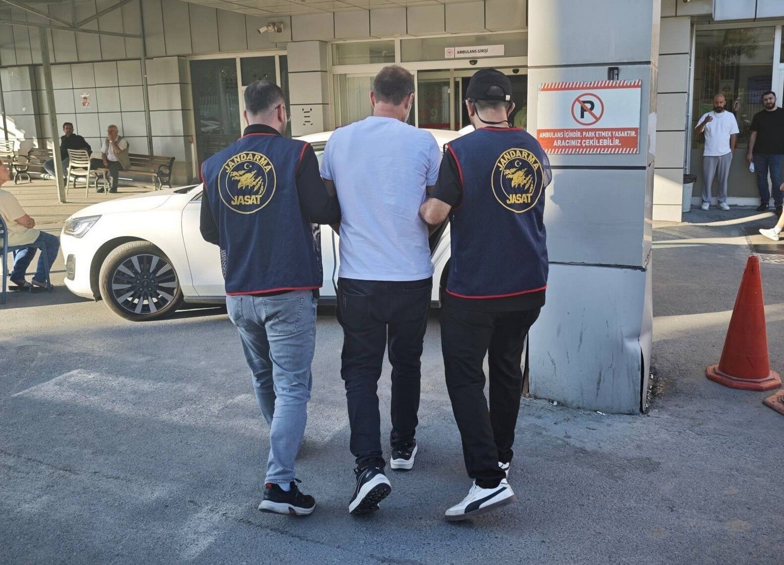 Hapis cezasıyla aranan 2 firari İstanbul'da yakalandı
