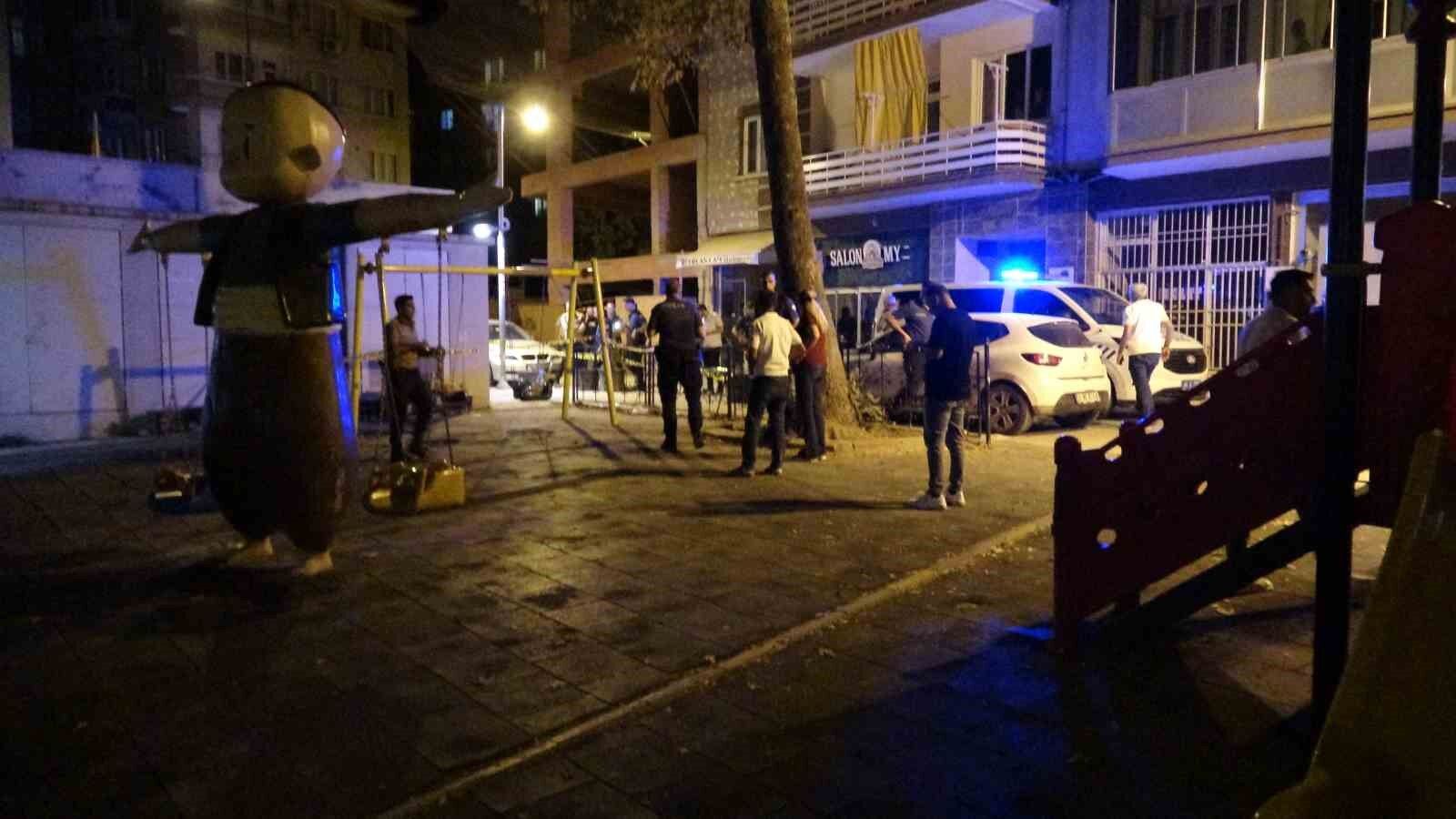 Parkta karşılaştığı husumetlileriyle tartıştı: Bacağından vuruldu