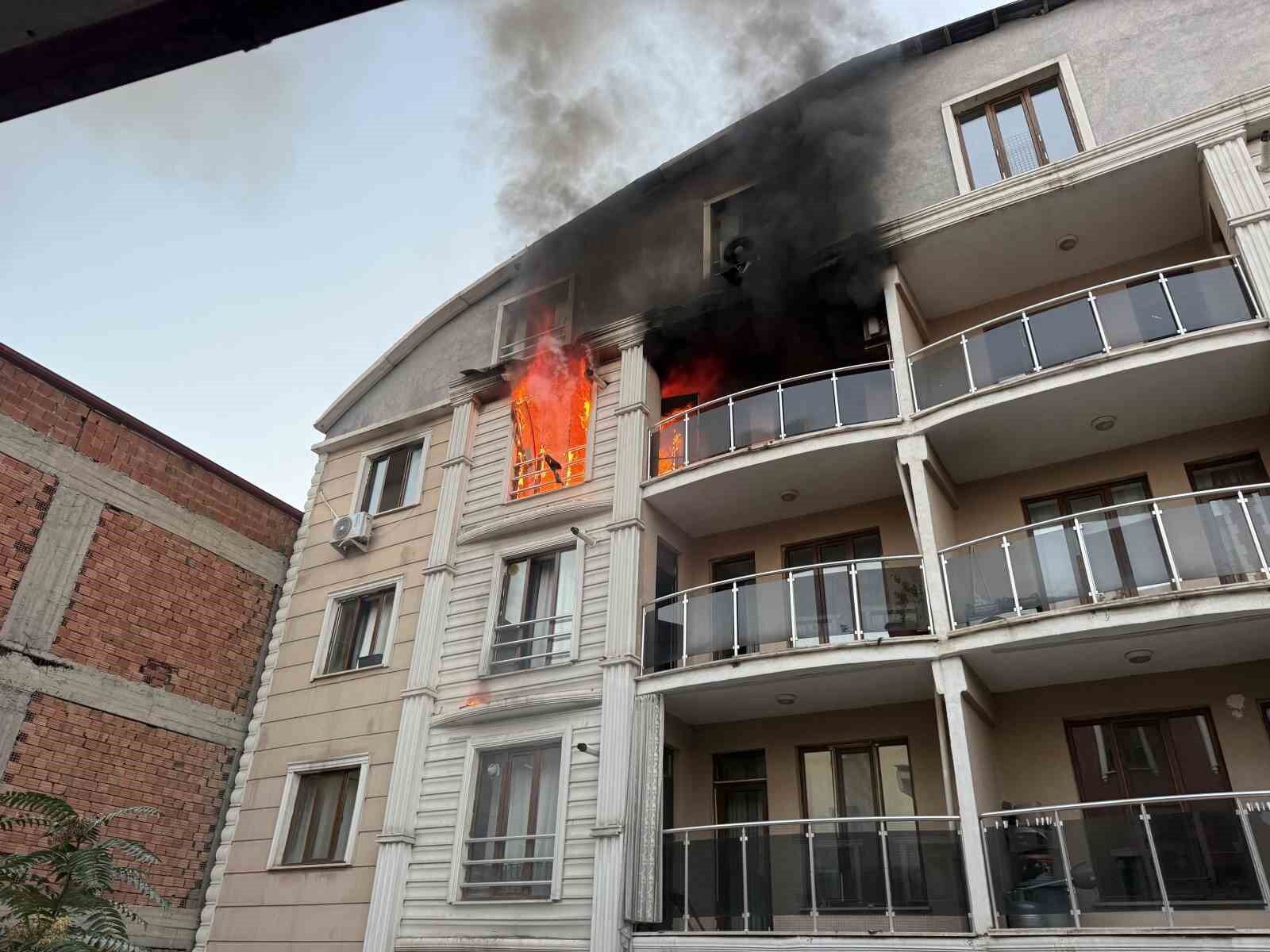 Iğdır'da itfaiye erleri çevresi kapalı olan binadaki yangına güçlükle müdahale etti