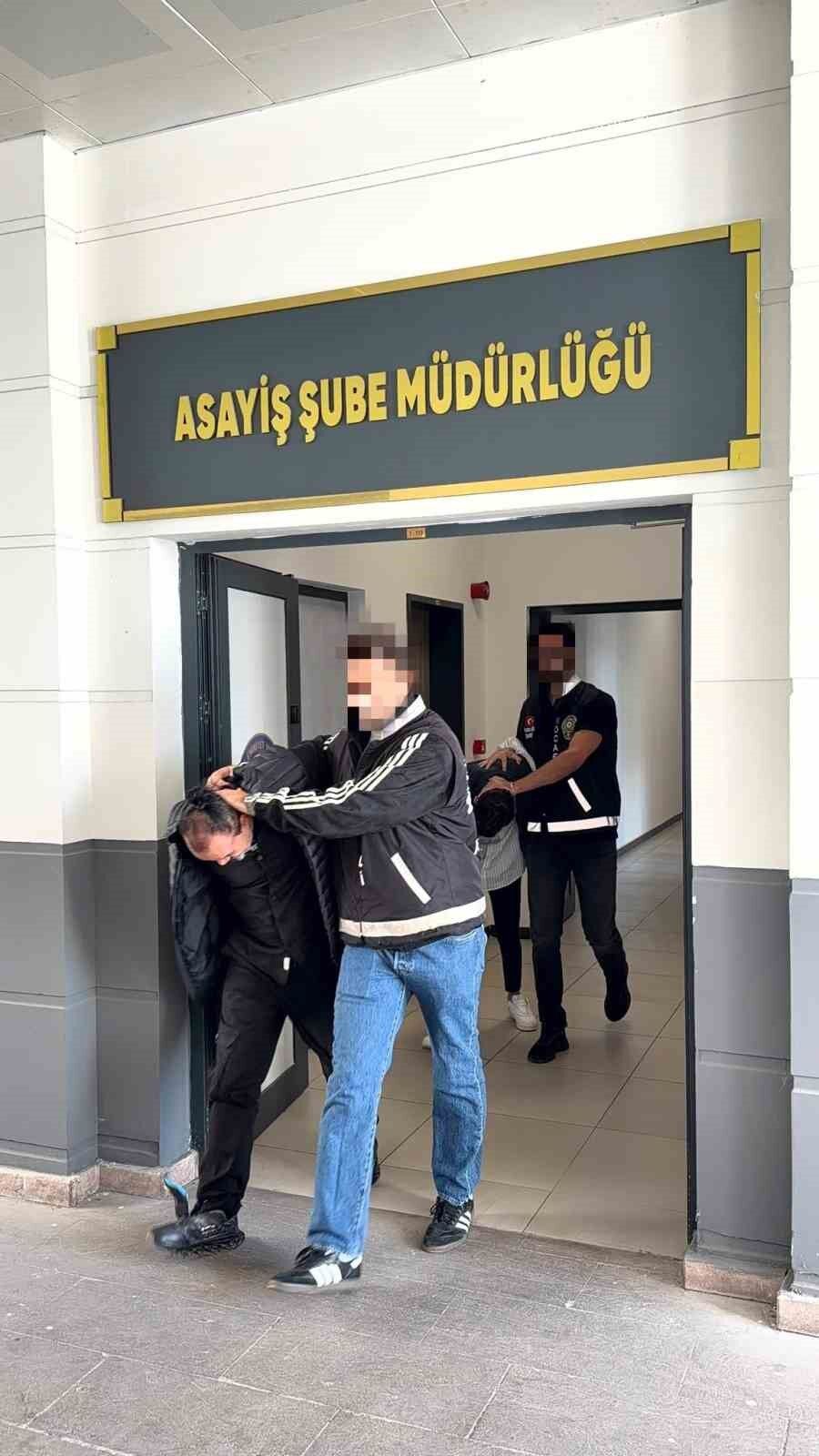 İş görüşmesi bahanesiyle çağırıp kredi çektirdiler