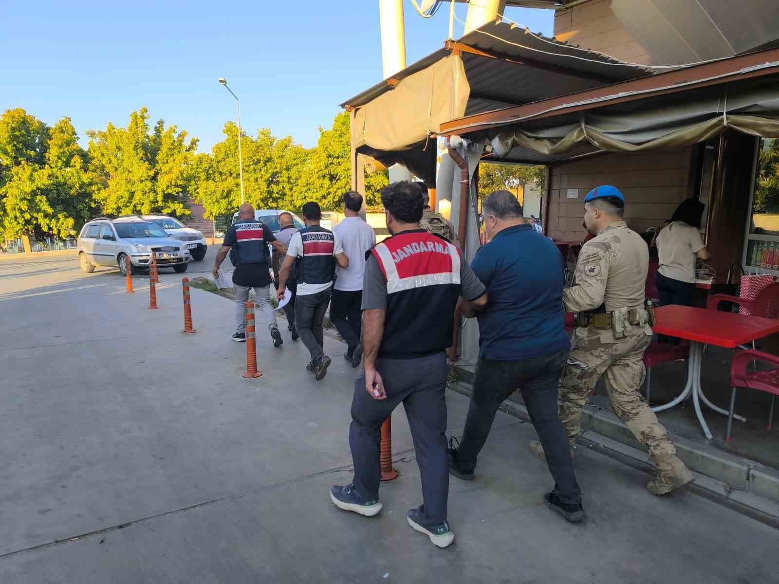 İzmir'de FETÖ'nün güncel yapılanmasına finansman operasyonu: 21 gözaltı