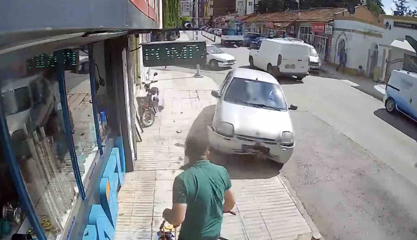 Kaldırıma çıkan otomobilin altında kalmaktan dubalar sayesinde kurtuldu: O anlar kamerada