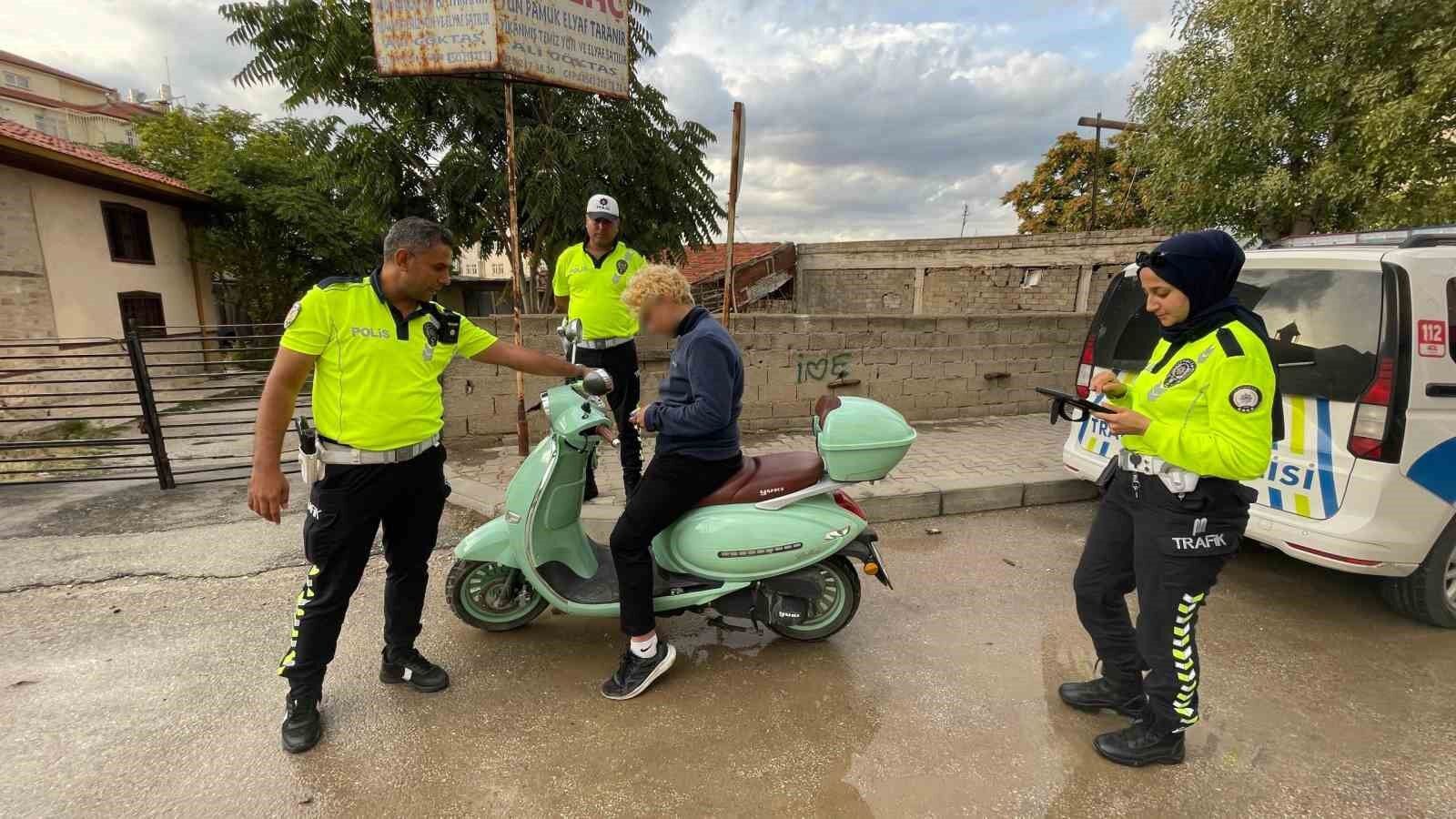 Karaman'da ters yönde giden kasksız motosiklet sürücüsüne 12 bin 500 lira ceza