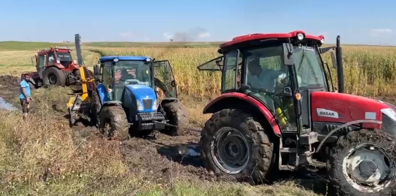 Kars'ta mısır hasadı yarıda kaldı, çamura saplanan traktör kurtarıldı