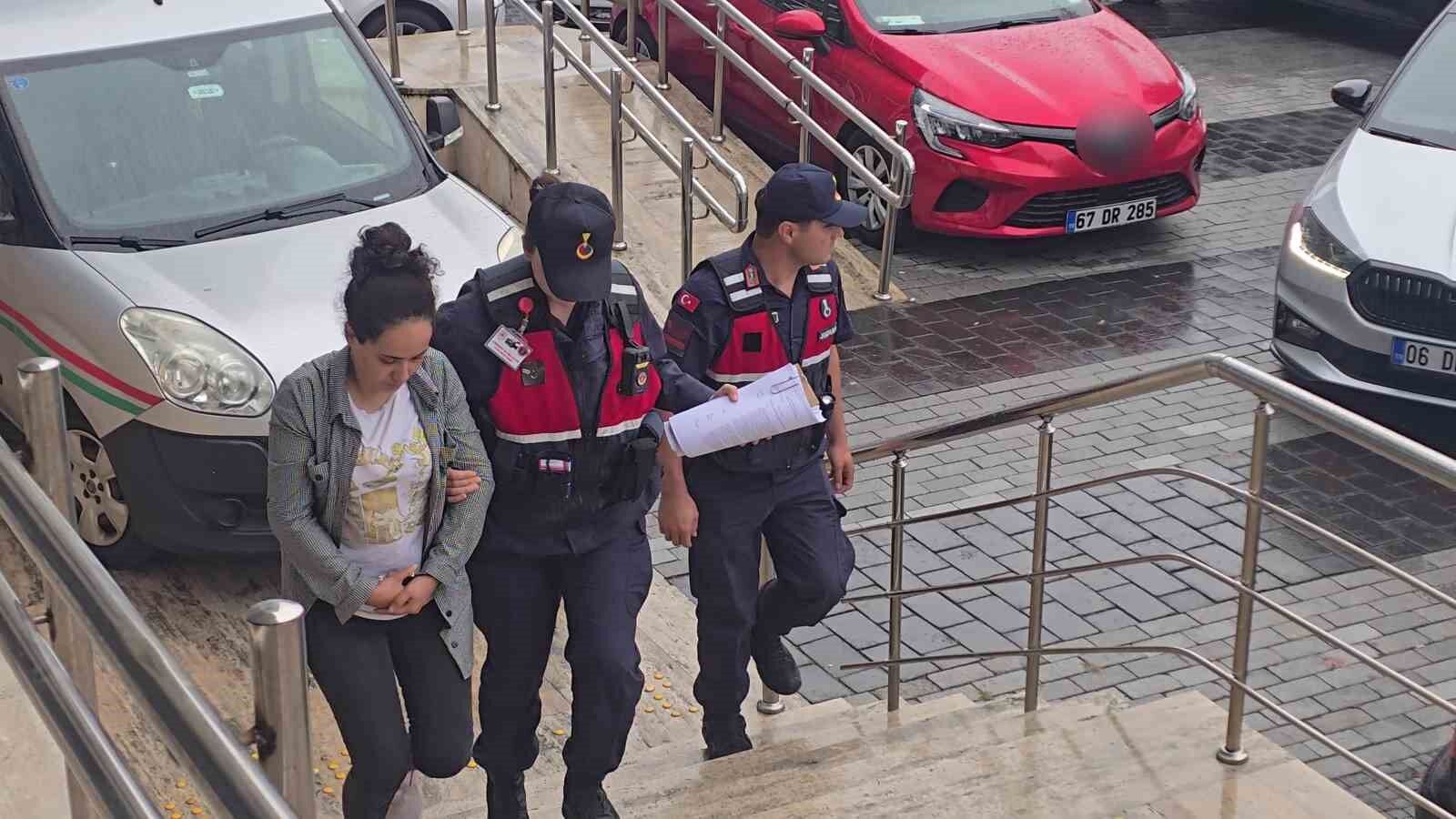 Kızlarını zincire bağlayan anne ve baba tutuklandı: 4 çocuk koruma altına alındı