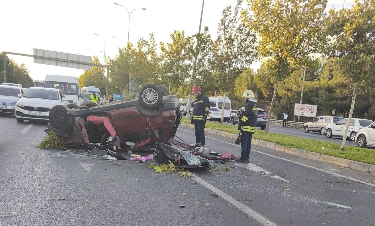 Kontrolden çıkan otomobil takla atarak karşı şeride geçti: 3 yaralı