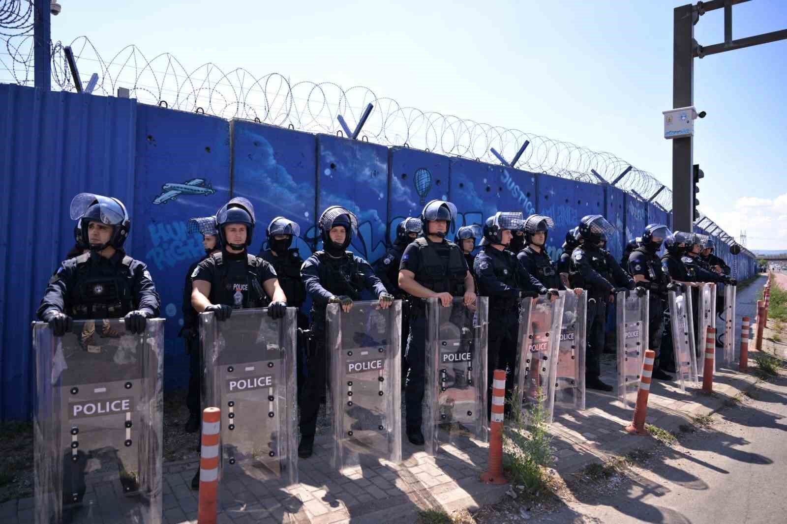 Kosovalılar eski Cumhurbaşkanı Thaçi'nin mahkumiyeti sonrası Lahey'de polisle çatıştı