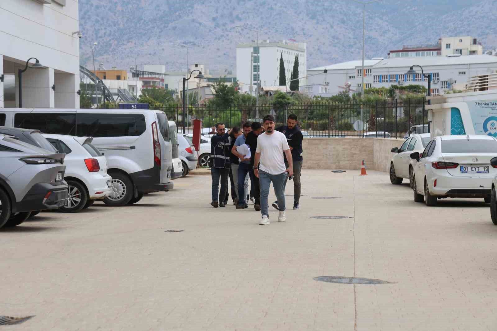 Kozan'da 'silahla yaralama ve tehdit' suçlarından 2 şüpheli tutuklandı