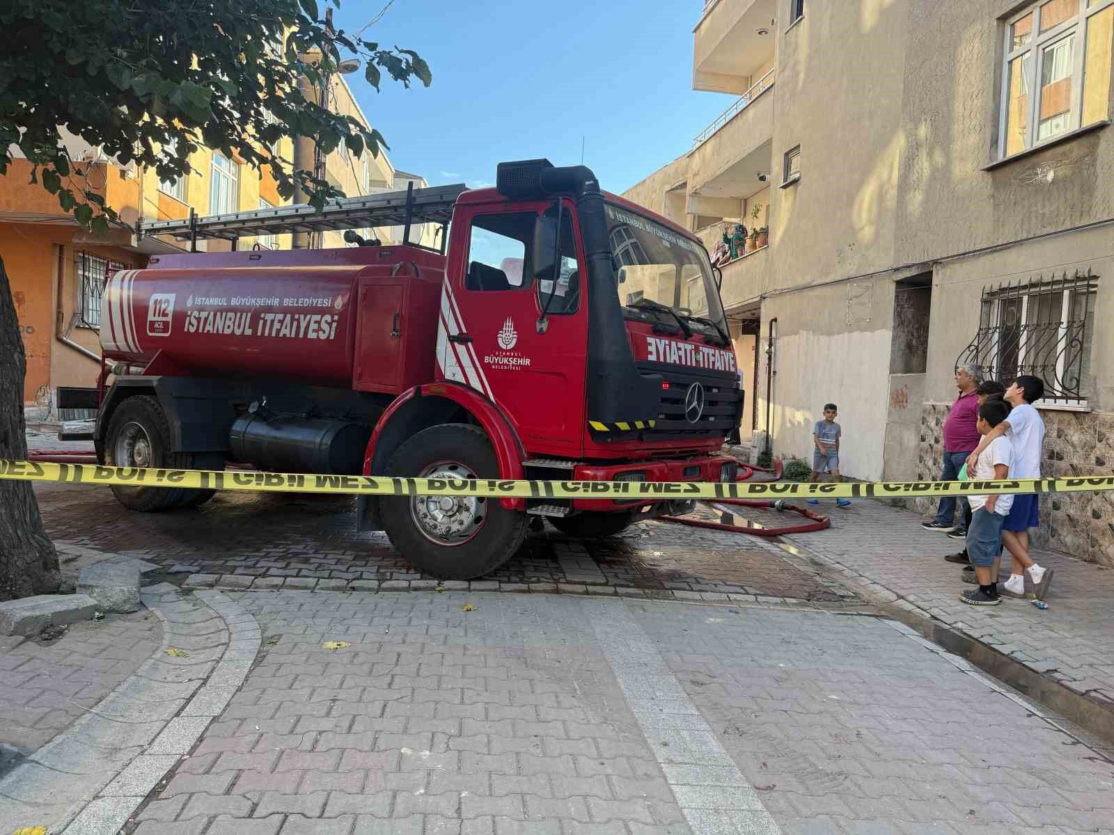 Küçükçekmece'de çatı katında yangın: Ev kullanılamaz hale geldi