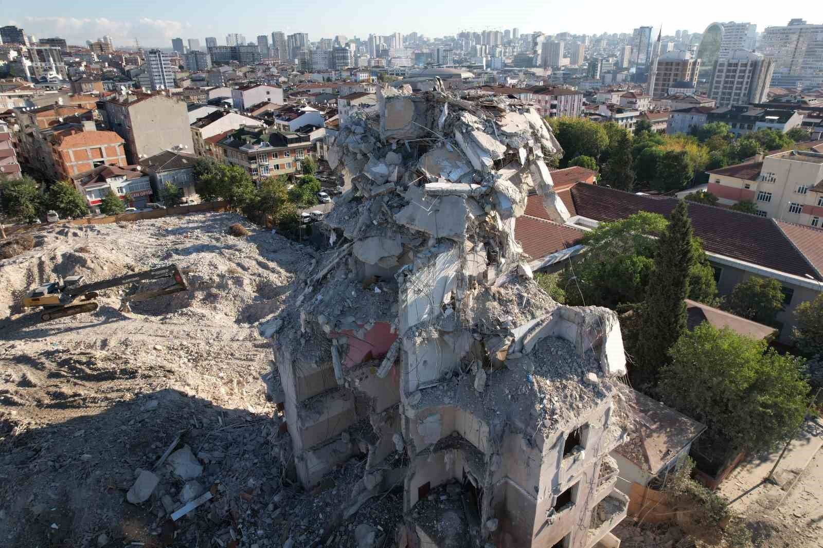 Küçükçekmece'de yıkılan bina havadan görüntülendi