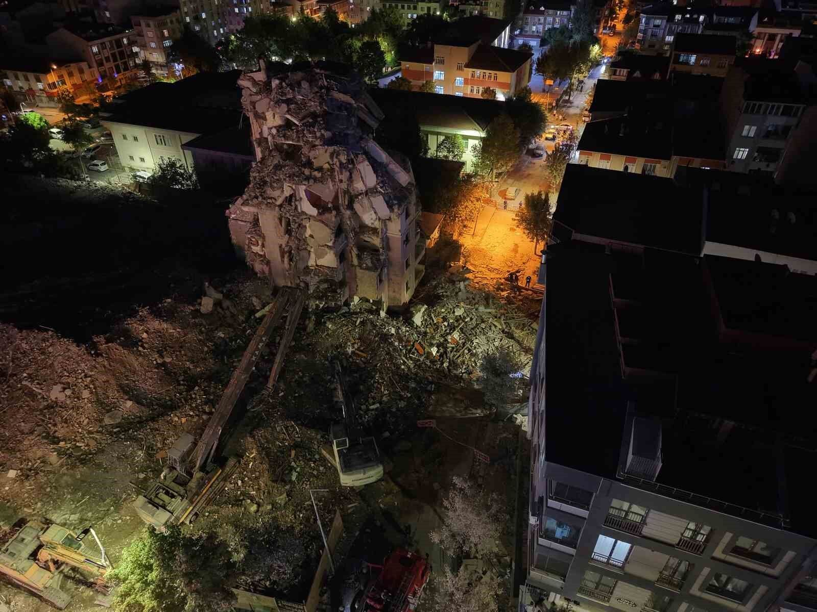 Küçükçekmece'de yıkım çalışmasında çöken binada arama çalışmaları sona erdi