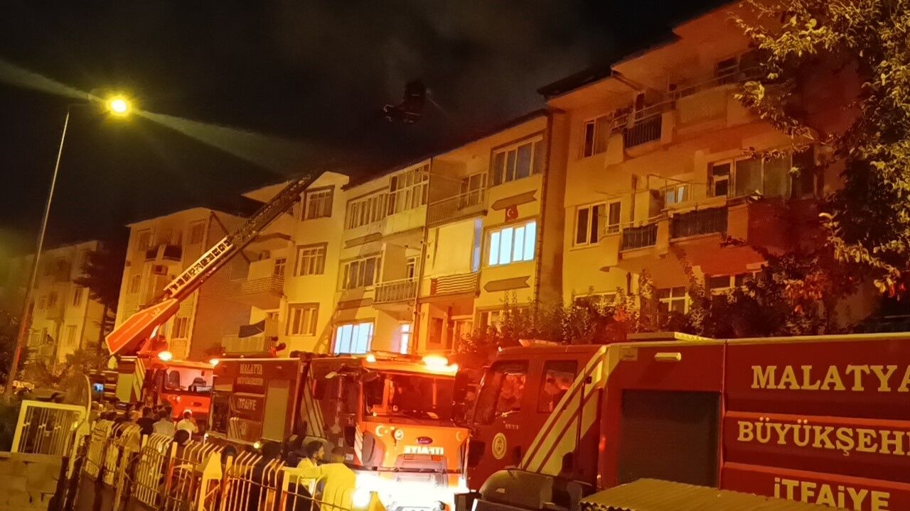 Malatya'da 4 katlı binanın çatısında yangın