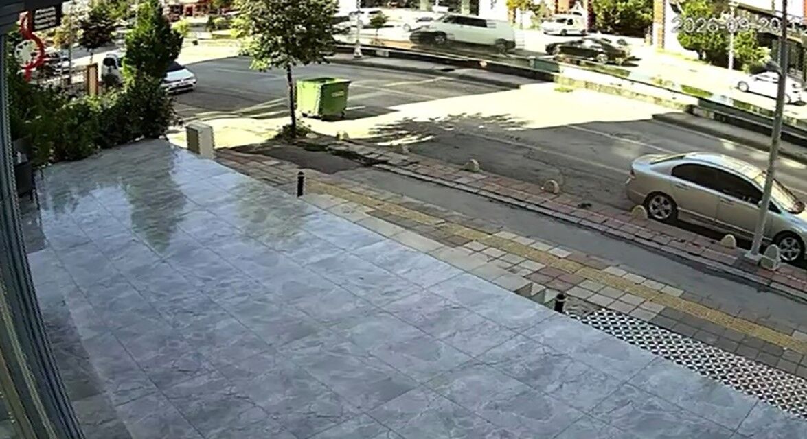 Malatya'da minibüsün karşı şeride geçtiği kazada motokurye saniyelerle kurtuldu