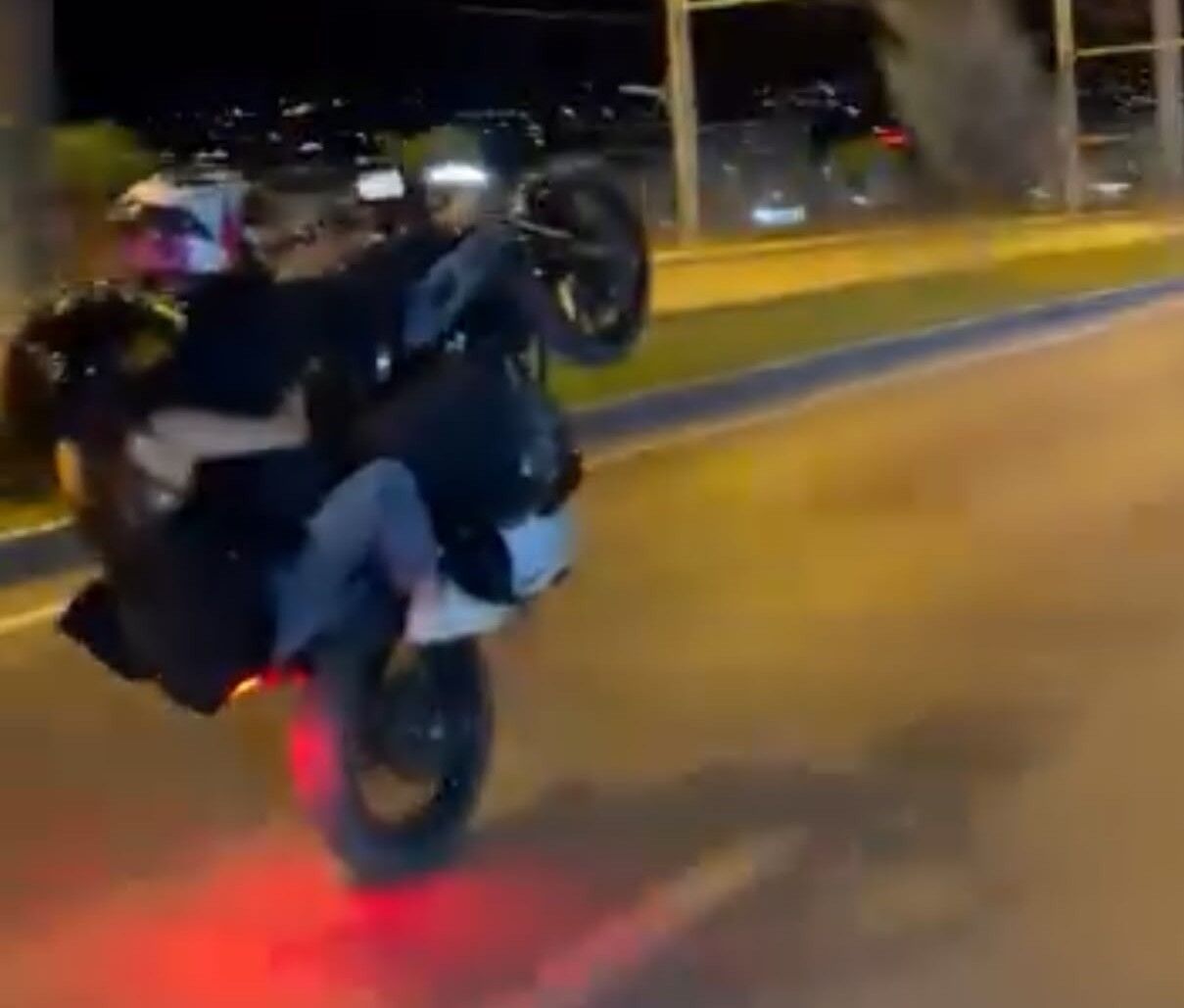 Malatya'da motosikletle tehlikeli yolculuk kamerada