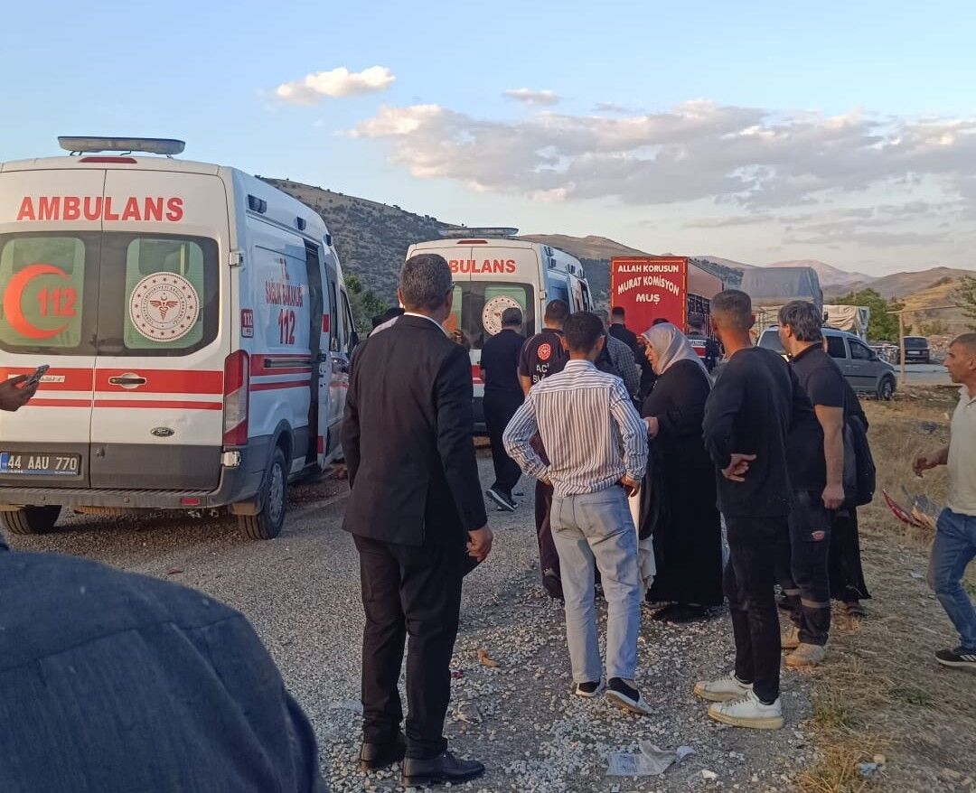 Tırın çarptığı otomobilde 5 kişi yaralandı