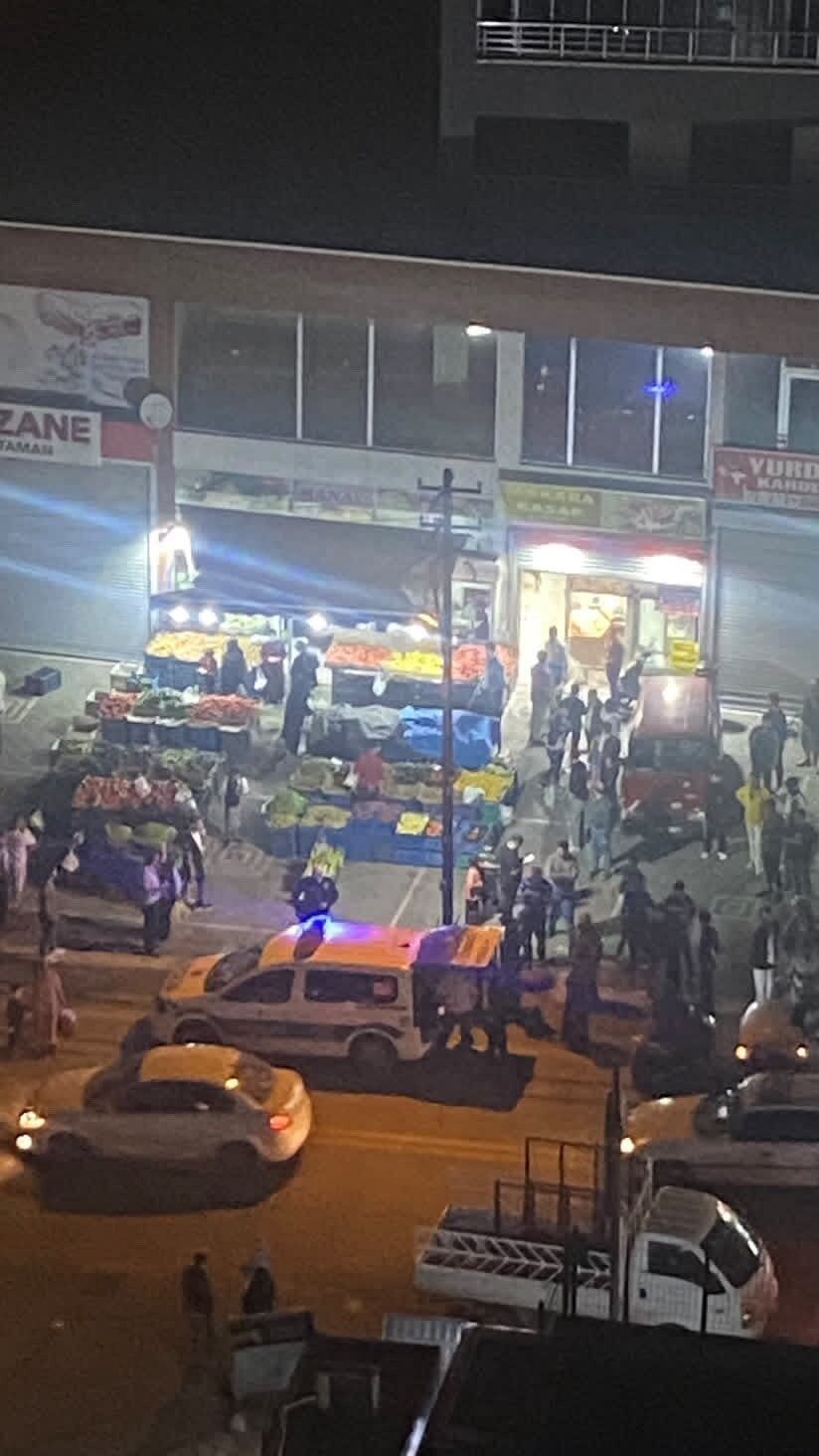 Manav esnafı arasında sopalı kavga: O anlar kamerada