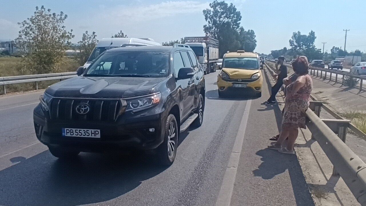 Manavgat'ta 3 araçlı zincirleme kaza, trafikte uzun araç kuyruğuna neden oldu