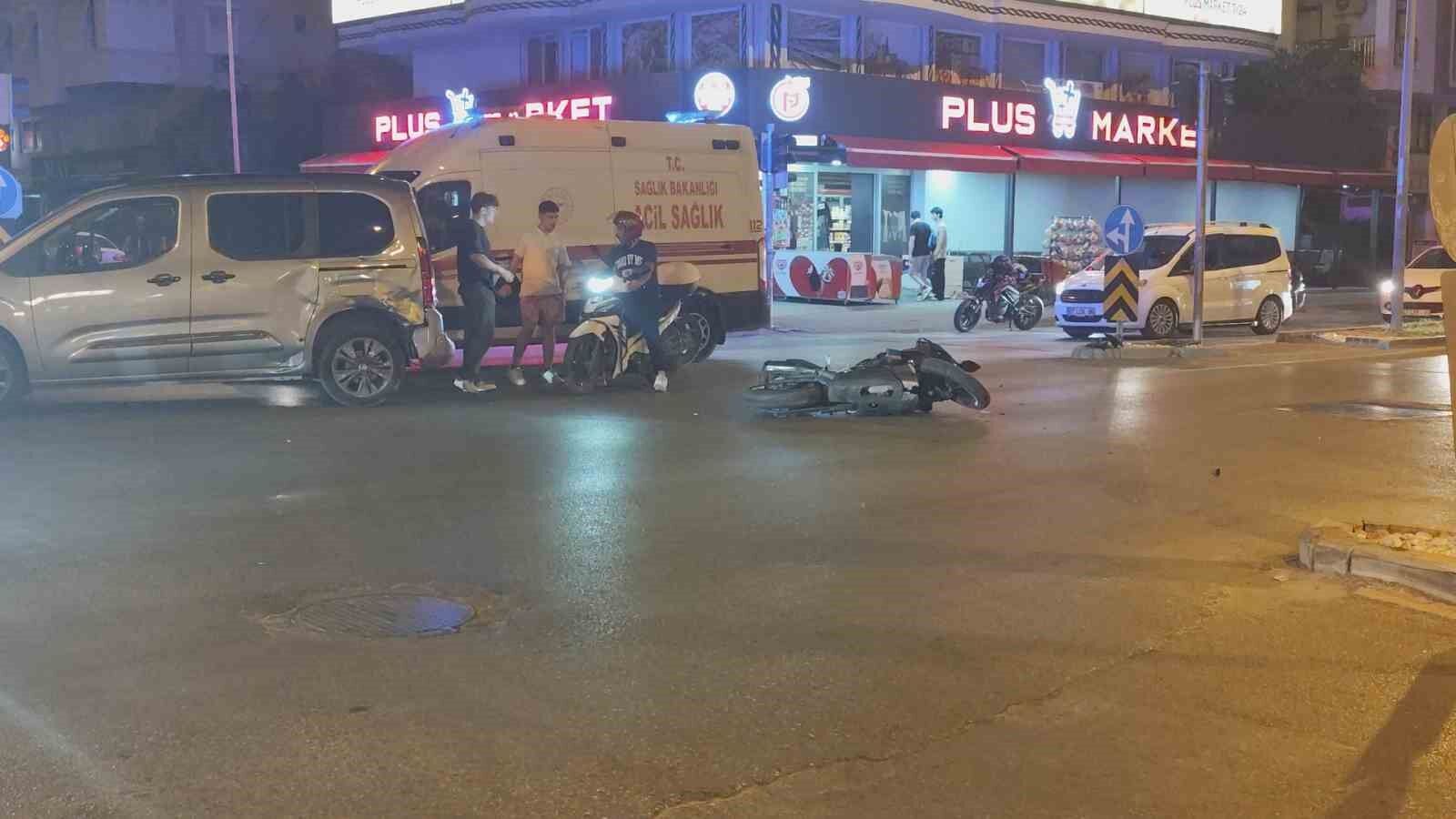 Manavgat'ta hafif ticari araç ile çarpışan motosikletli yaralandı