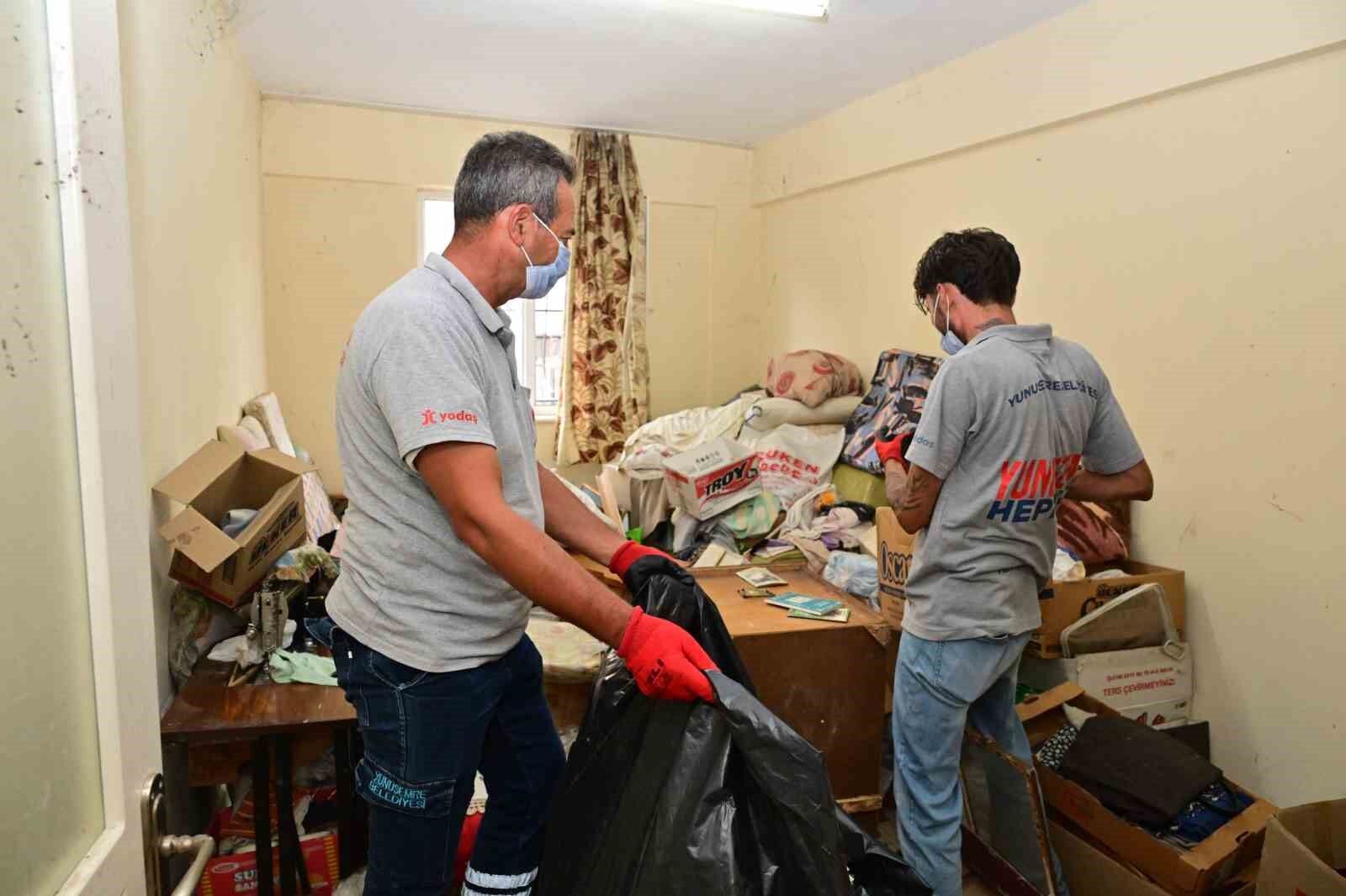 Manisa'daki çöp eve müdahale