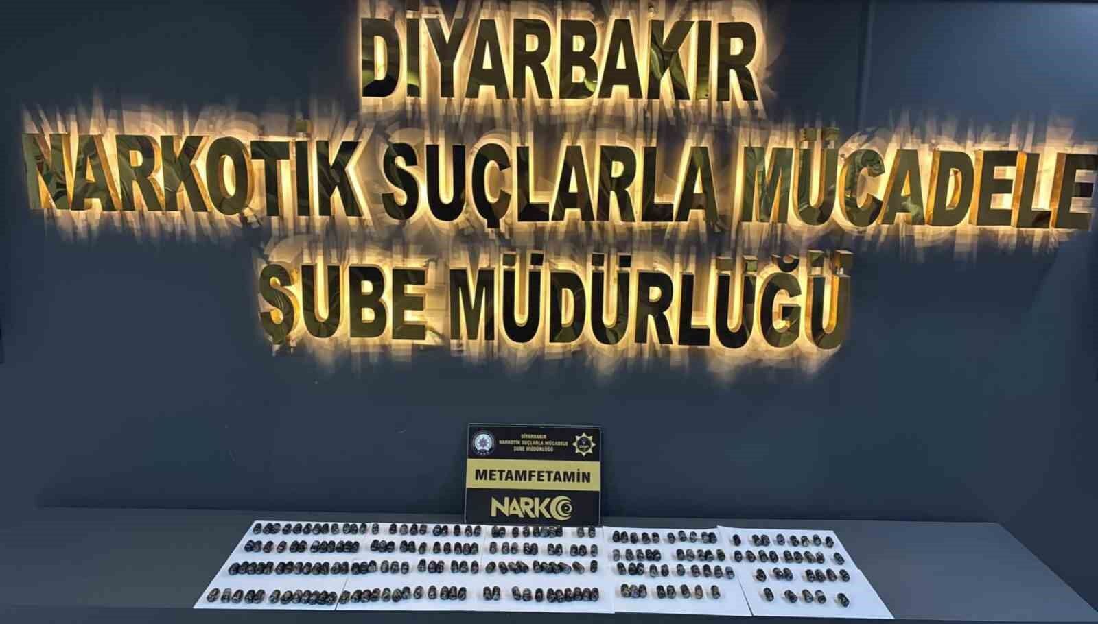 Midelerinde taşıdıkları uyuşturucu ile yakalanan 2 kişi tutuklandı