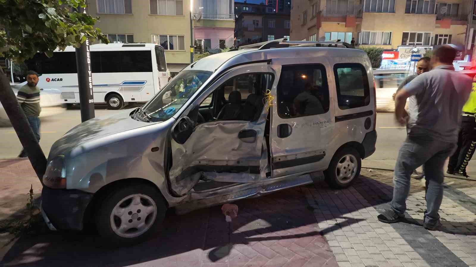 Niğde'de panelvan araç ve motosiklete çarpan hafif ticari araç, ağaca çarparak durabildi: 3 yaralı