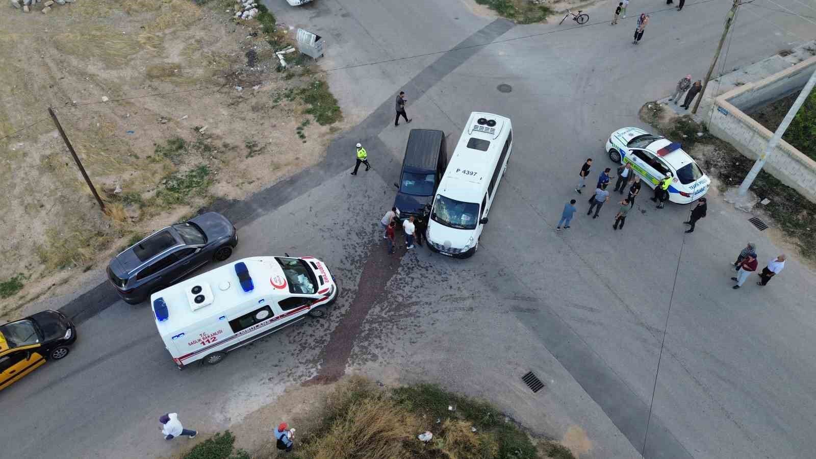 Okul servisi ile hafif ticari araç çarpıştı: 6 yaralı