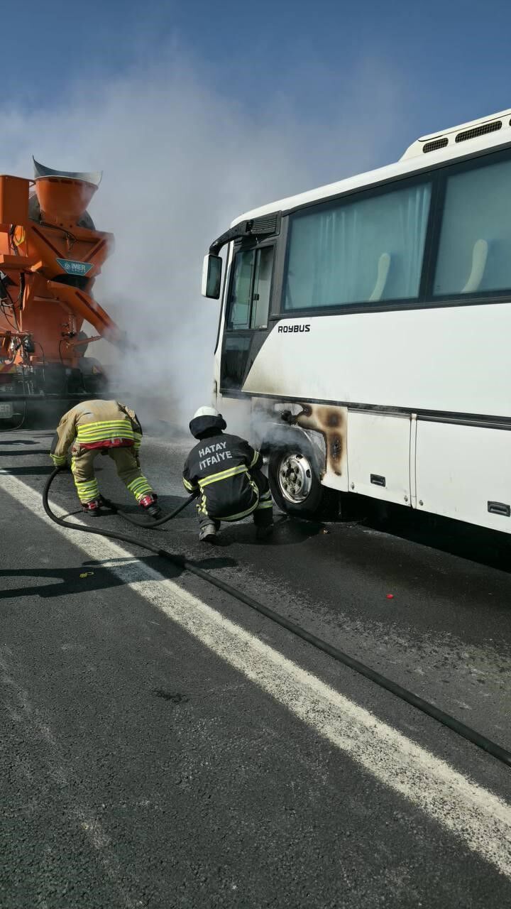 Otobüste çıkan yangını itfaiye ekipleri büyümeden söndürdü