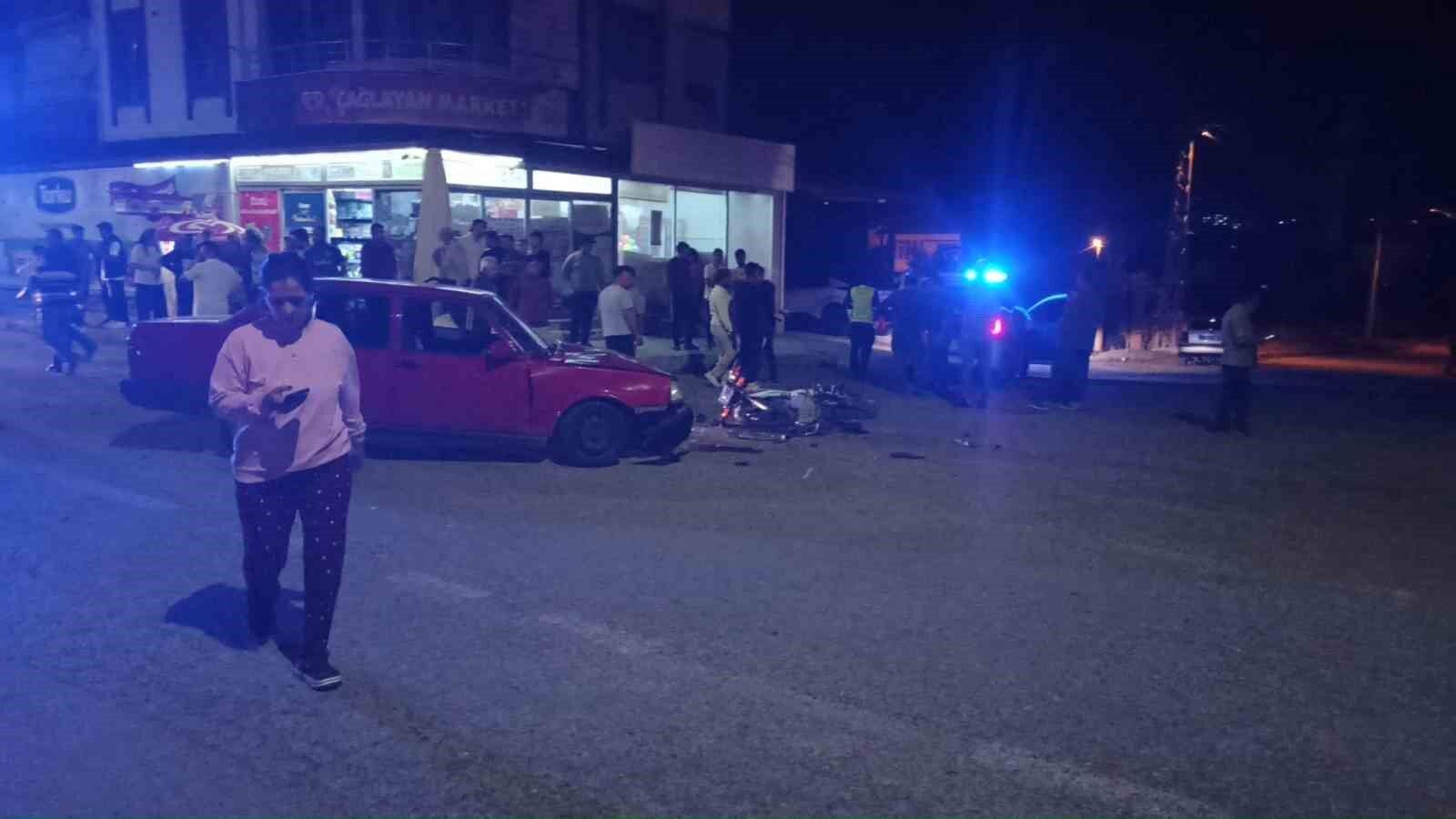 Otomobil ile motosiklet çarpıştı: 3 kişi yaralandı