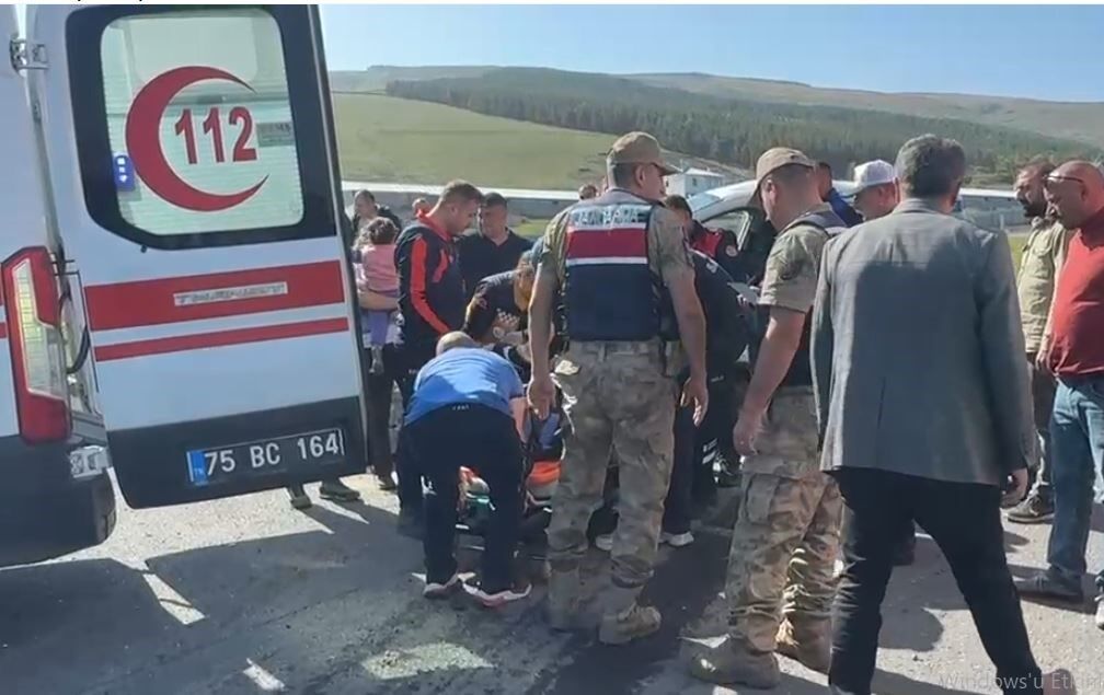 Otomobil ile pikap çarpıştı: 3 kişi yaralandı