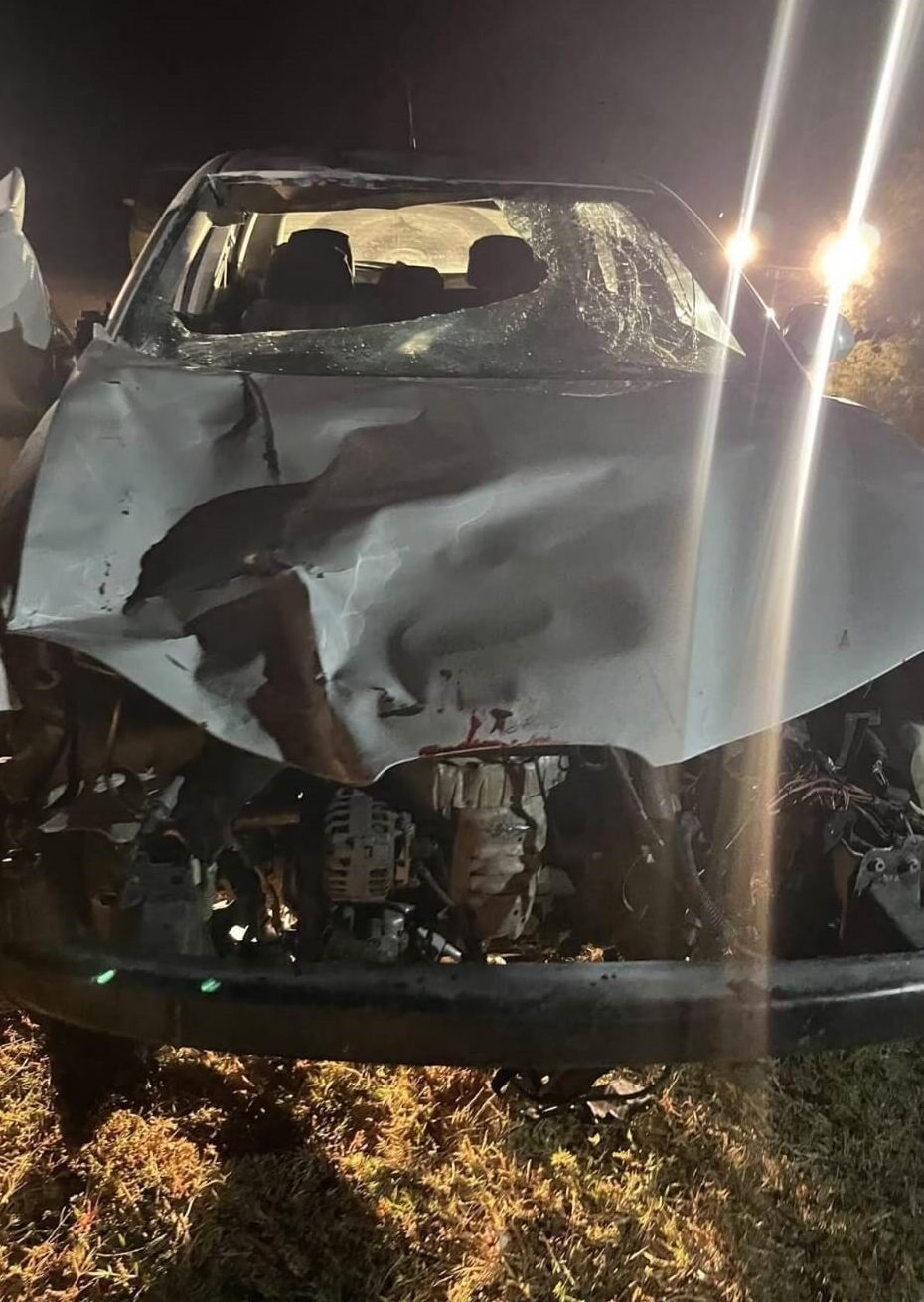 Otomobil yol kenarında yürüyen gençlere çarptı: 1 ölü, 2 yaralı