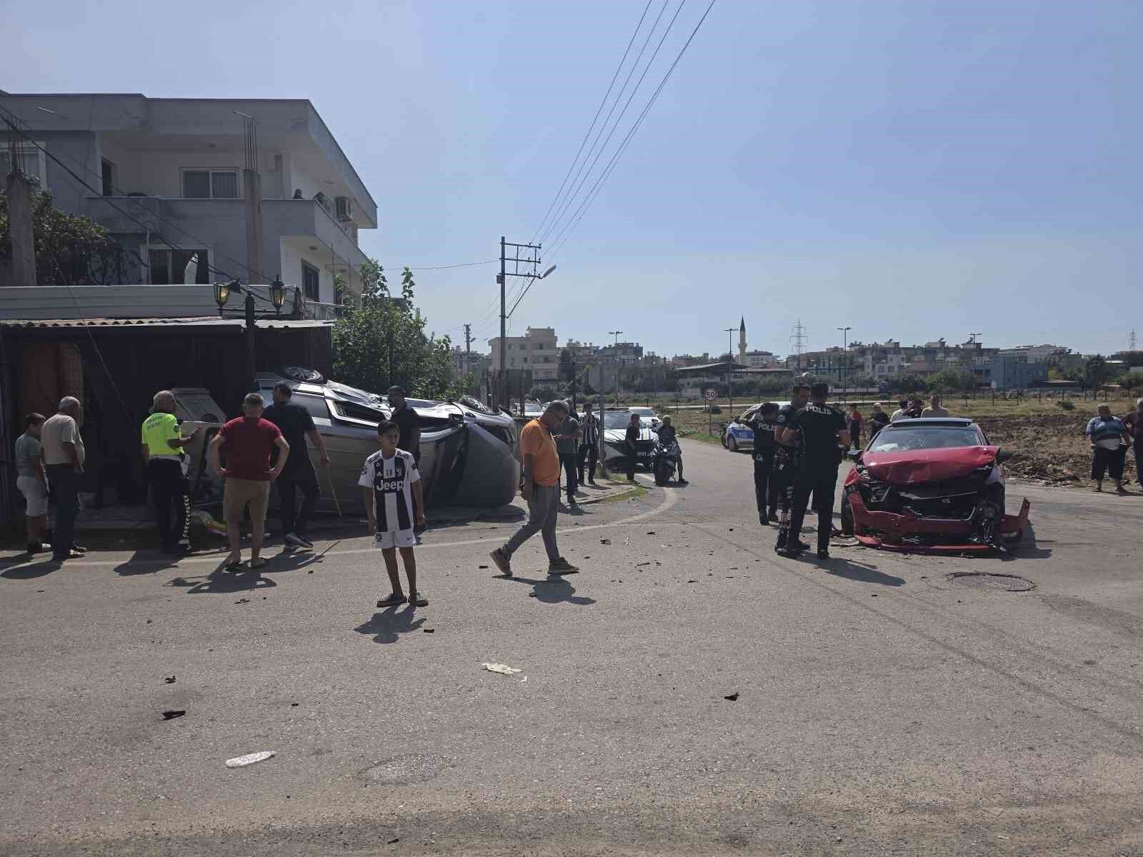 Otomobilin takla attığı kazada vatandaşlar kaza kavşağına çözüm istedi