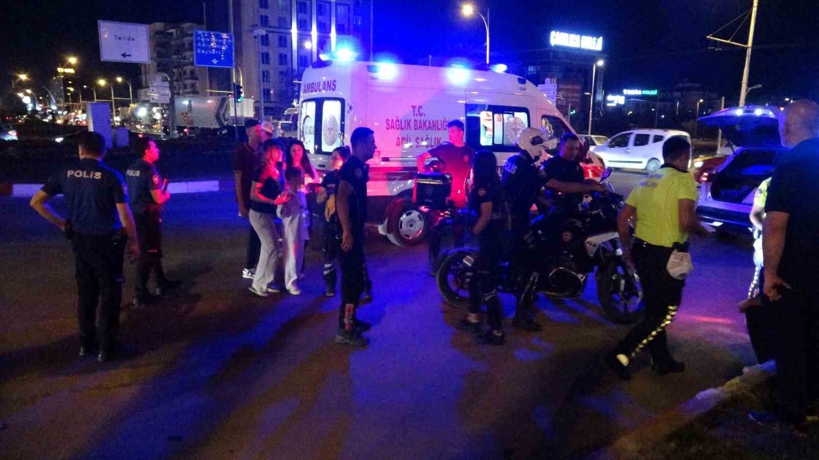 Otomobille çarpışan araç ters döndü: 2 yaralı