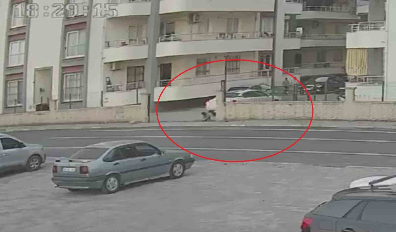 Oyun oynayan 4 yaşındaki çocuk, geri manevra yapan otomobilin altında kaldı