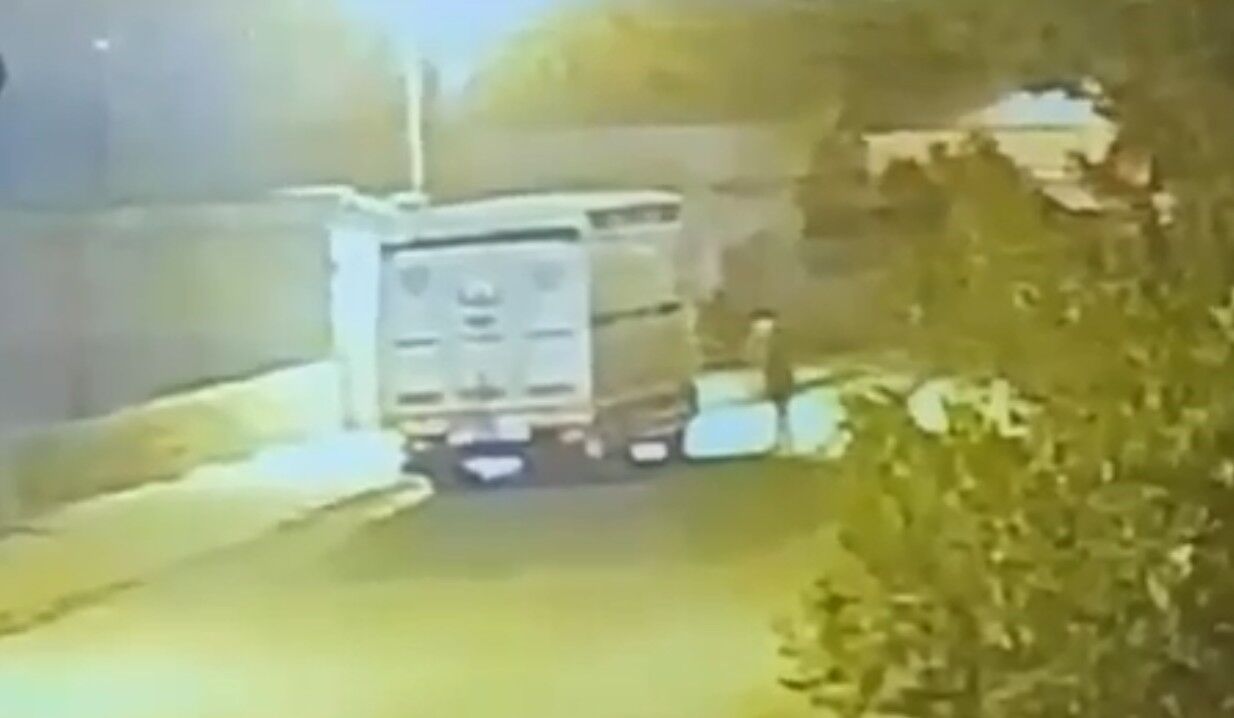 Karapınar'da park halindeki kamyonet kundaklandı: O anlar kamerada