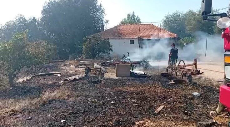 Serik'te çıkan yangında biber serası zarar gördü, alevler eve metreler kala durduruldu