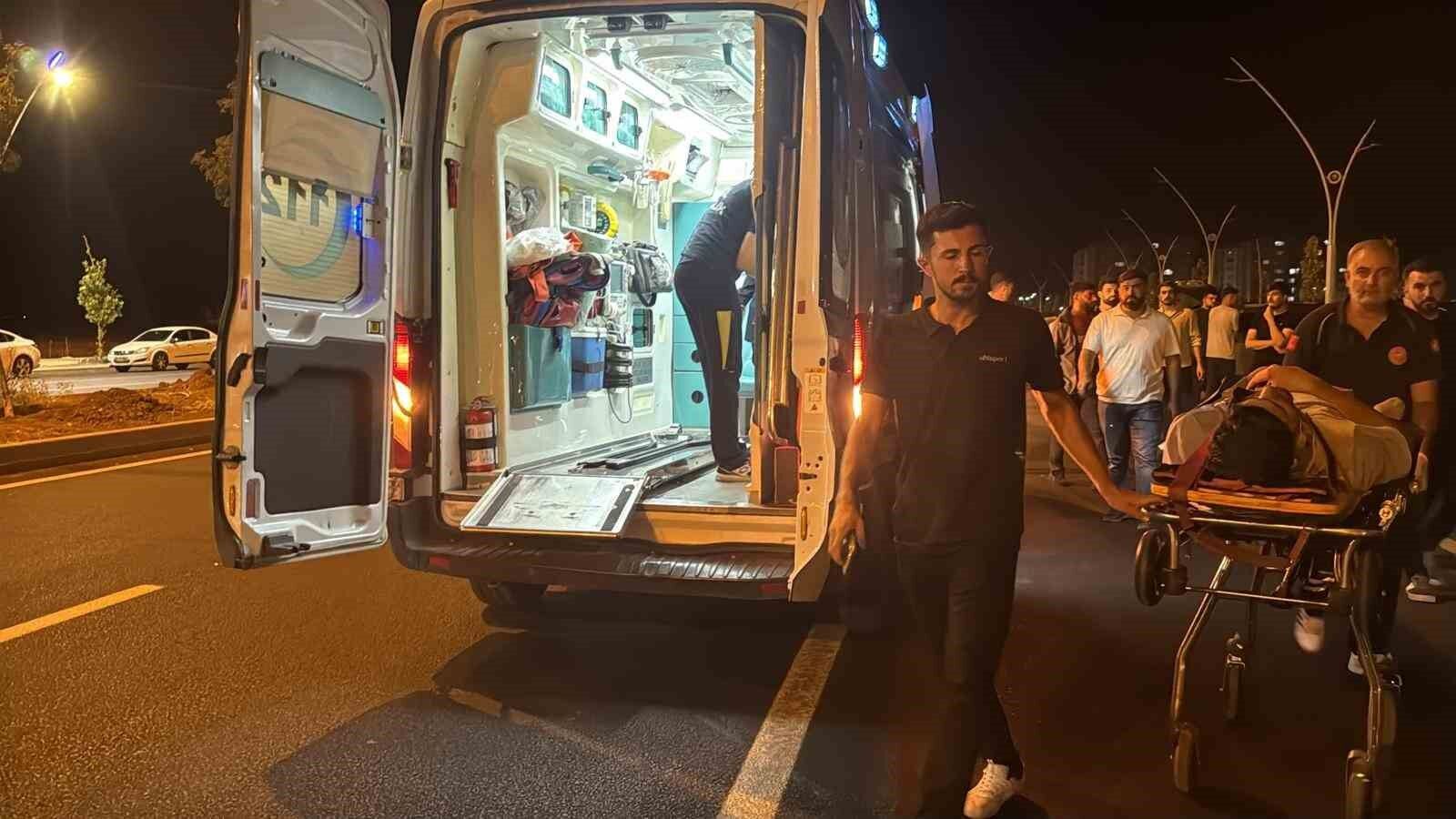 Seyir halindeki kamyonetin yolcu koltuğundan düşen şahıs yaralandı