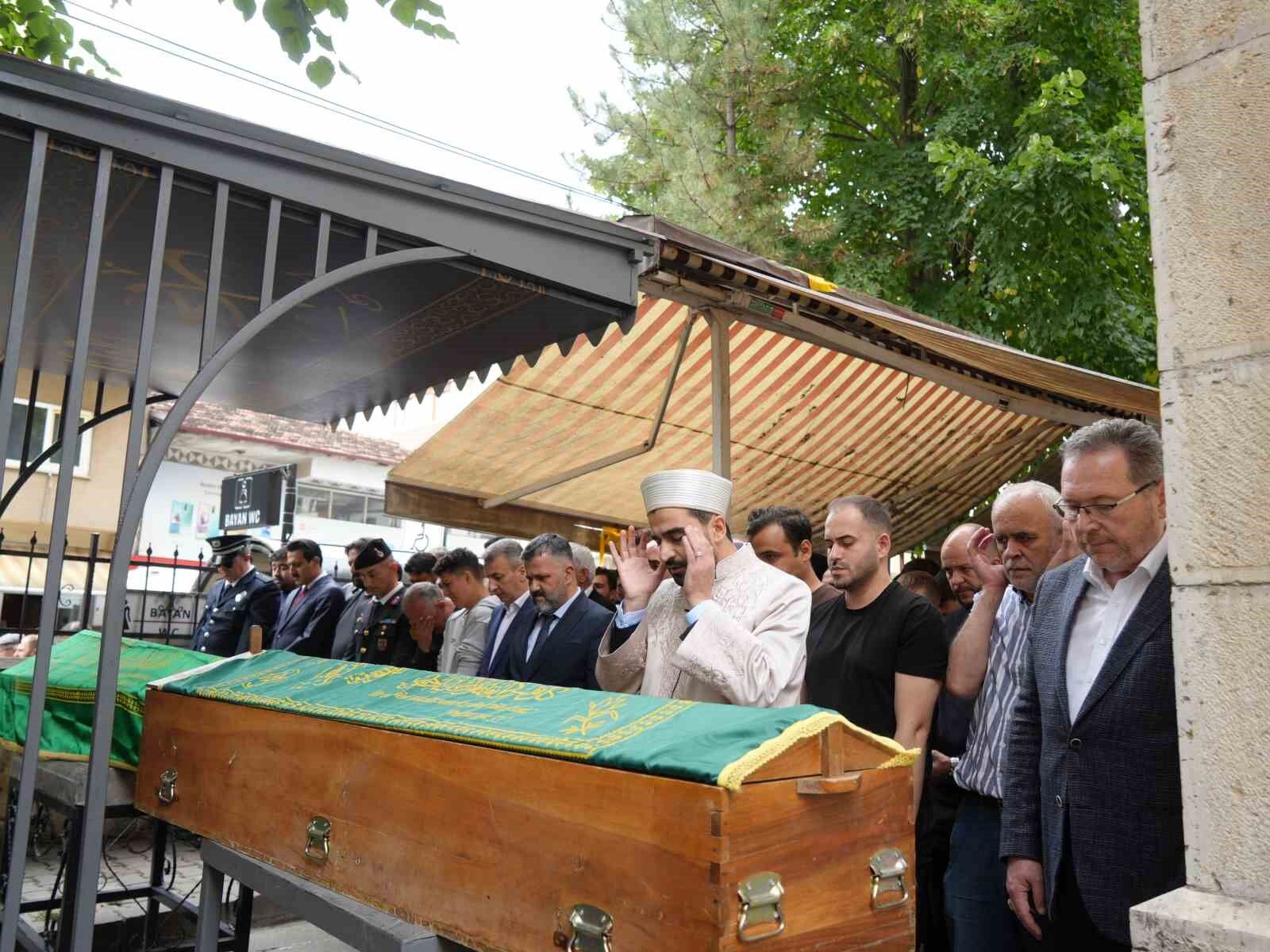 Silahlı saldırıda ölen kuyumcu toptancısı memleketinde toprağa verildi