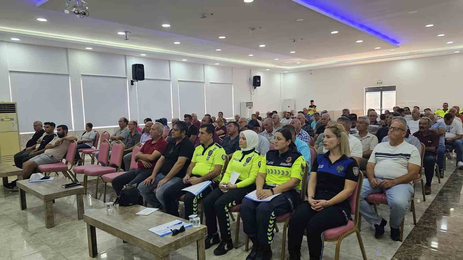 Silifke'de okul servis sürücülerine trafik eğitimi