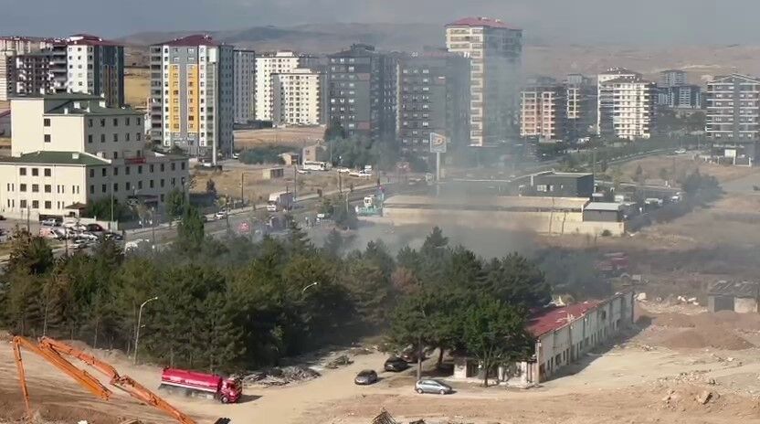 Sivas'ta akaryakıt istasyonu yanında çıkan yangın paniğe neden oldu