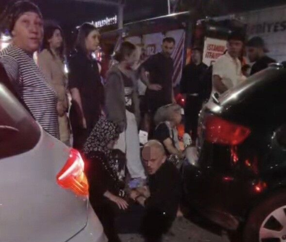 Sultangazi'de 3 aracın karıştığı zincirleme trafik kazasında 5 kişi yaralandı