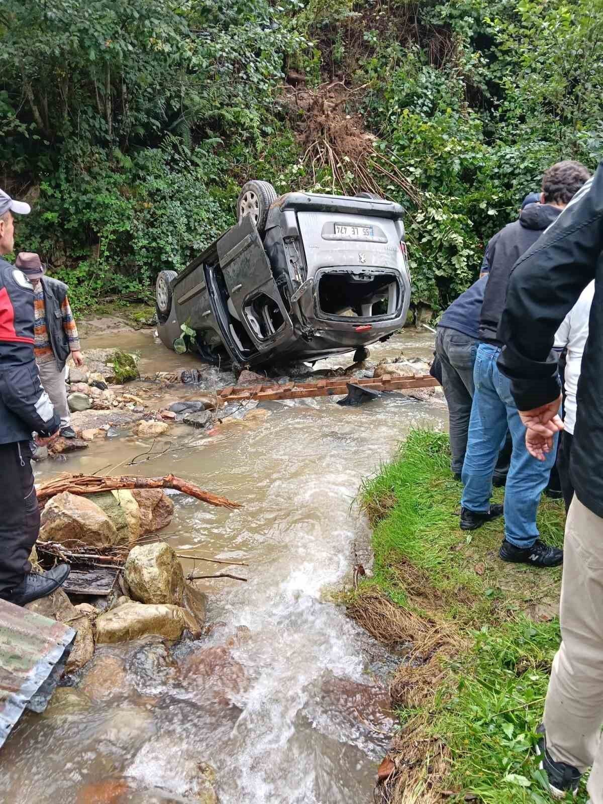 Trabzon'da araç dereye uçtu: 3'ü ağır 5 yaralı
