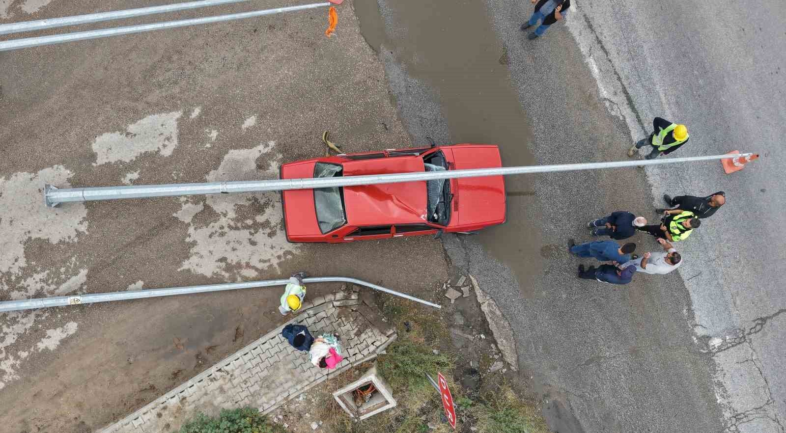 Üzerine aydınlatma direği düşen Tofaş otomobil hurdaya döndü